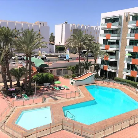 Year-Round Sun - Pool-View Balcony Appartamento *